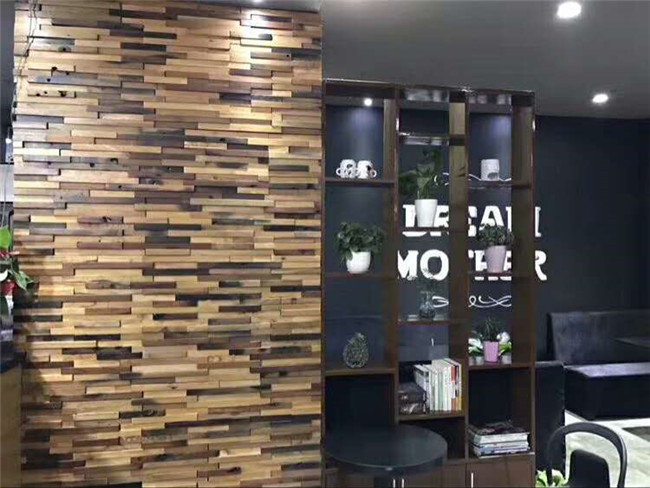 寄木細工の床の特徴の内部の木製の穀物の壁の羽目板のモザイク模様