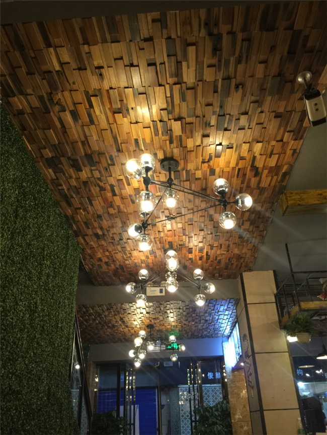 正方形のブラウンの木製のモザイク壁パネル、3D効果の木製の壁羽目板は広がります